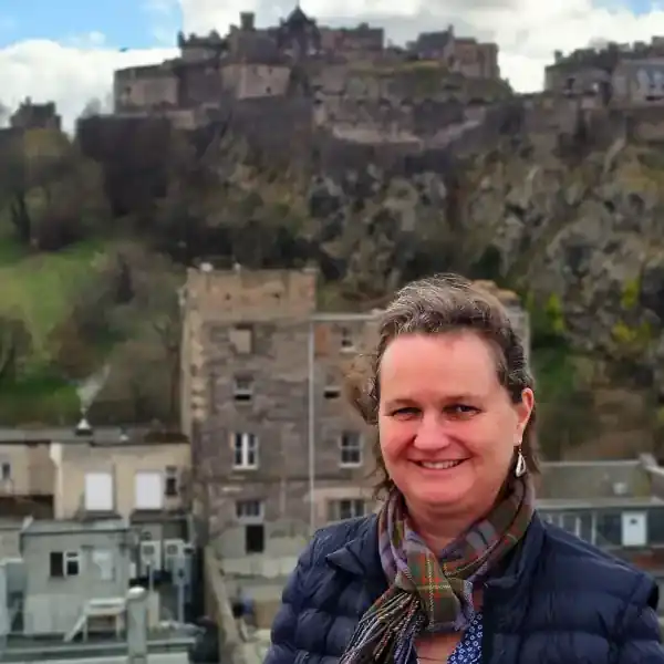 Alison - Guide écossaise francophone et chauffeur - Kilt & Licorne