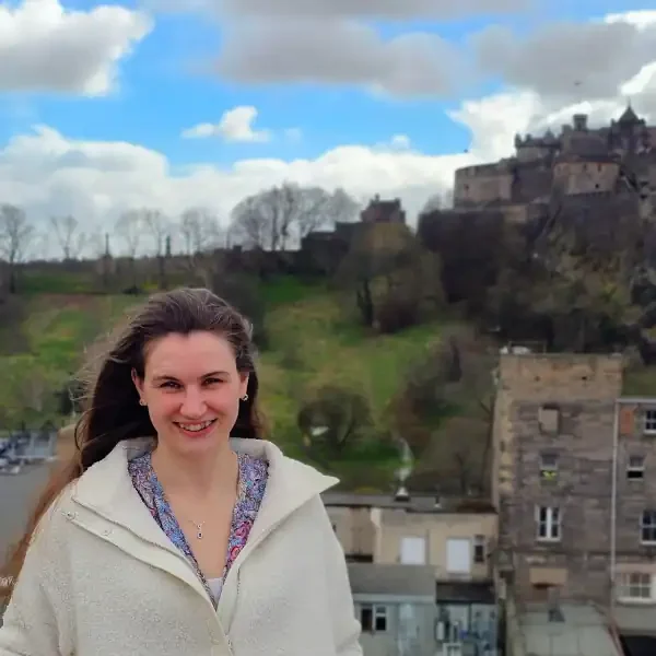 Emily, guide francophone à Édimbourg, visite hantée en soirée dans la vieille ville