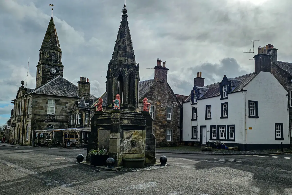 Village de Falkland et sa fontaine Bruce, lieu de tournage d'Outlander, excursion depuis Édimbourg
