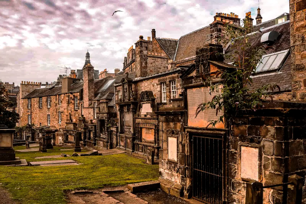 Cimetière hanté de Greyfriars Kirkyard, visite Édimbourg hantée en français en soirée