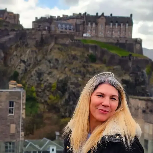 Marie - Conceptrice de voyages sur mesure et guide Édimbourg - Kilt & Licorne